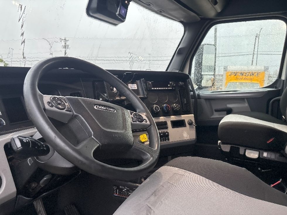 Sleeper Tractor-Heavy Duty Tractors-Freightliner-2022-T12664ST-Arlington-TX-350,792\n\t\tmiles-$ 87,000 - Image 10