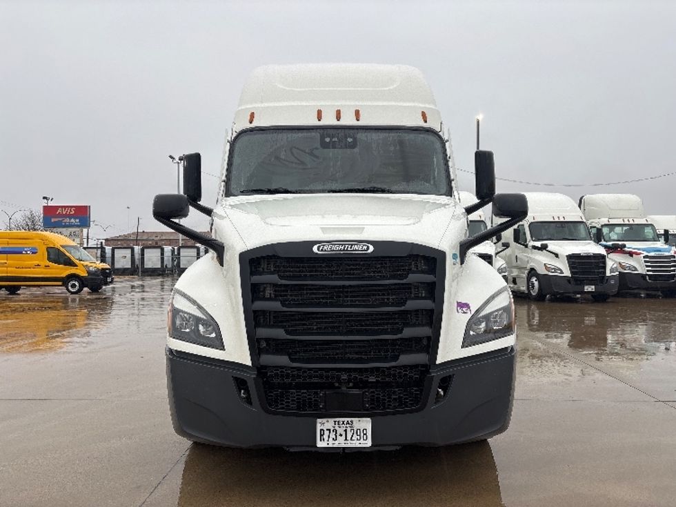 Sleeper Tractor-Heavy Duty Tractors-Freightliner-2022-T12664ST-Arlington-TX-350,792\n\t\tmiles-$ 87,000 - Image 2
