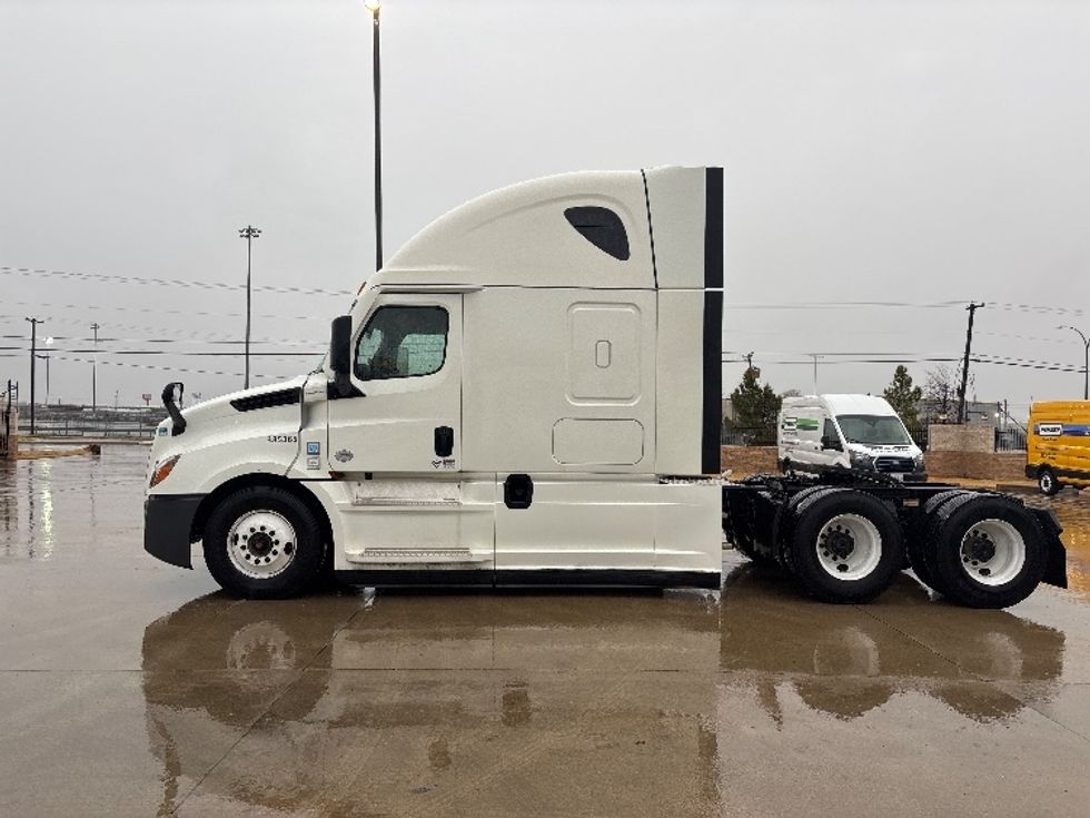 Sleeper Tractor-Heavy Duty Tractors-Freightliner-2022-T12664ST-Arlington-TX-350,792\n\t\tmiles-$ 87,000 - Image 4