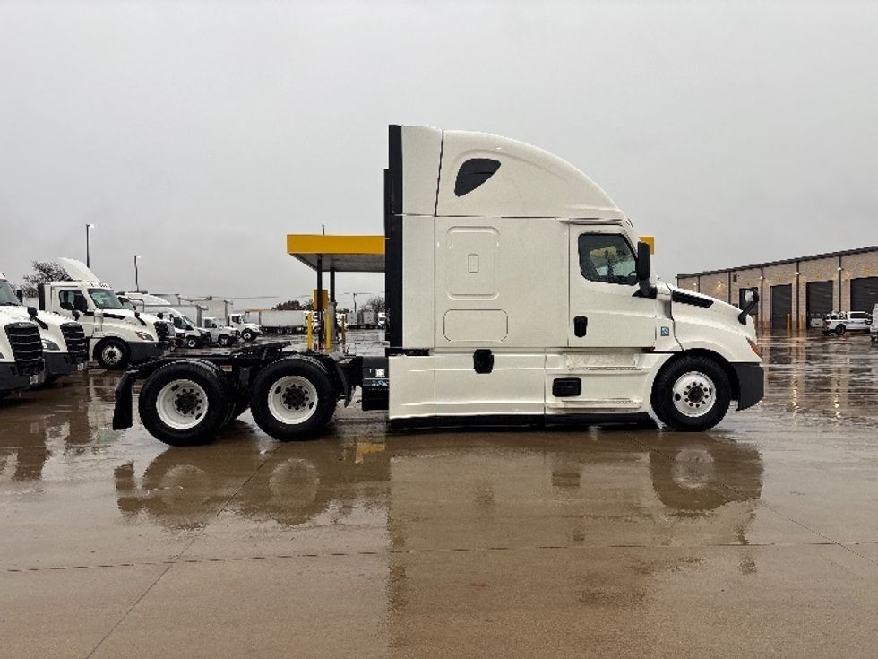 Sleeper Tractor-Heavy Duty Tractors-Freightliner-2022-T12664ST-Arlington-TX-350,792\n\t\tmiles-$ 87,000 - Image 8