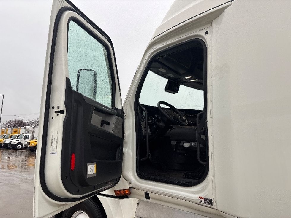 Sleeper Tractor-Heavy Duty Tractors-Freightliner-2022-T12664ST-Arlington-TX-350,792\n\t\tmiles-$ 87,000 - Image 9