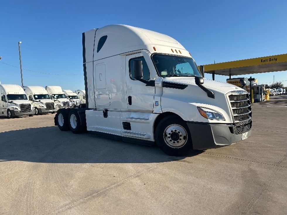 Sleeper Tractor-Heavy Duty Tractors-Freightliner-2022-T12664ST-Arlington-TX-386,831\n\t\tmiles-$ 83,750 - Image 1