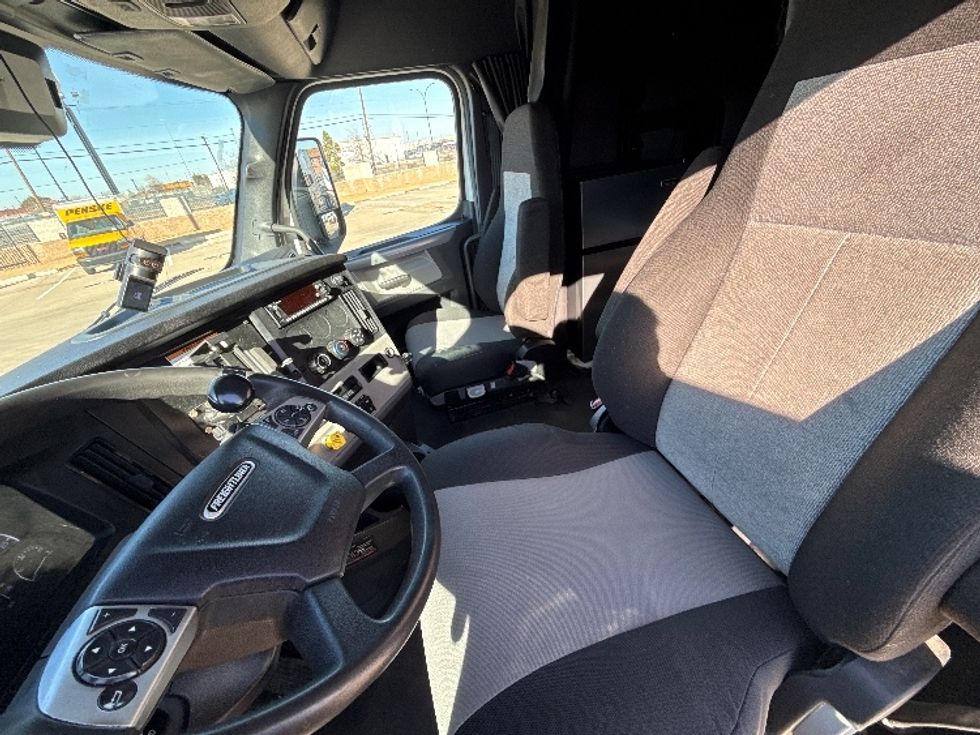 Sleeper Tractor-Heavy Duty Tractors-Freightliner-2022-T12664ST-Arlington-TX-386,831\n\t\tmiles-$ 83,750 - Image 10