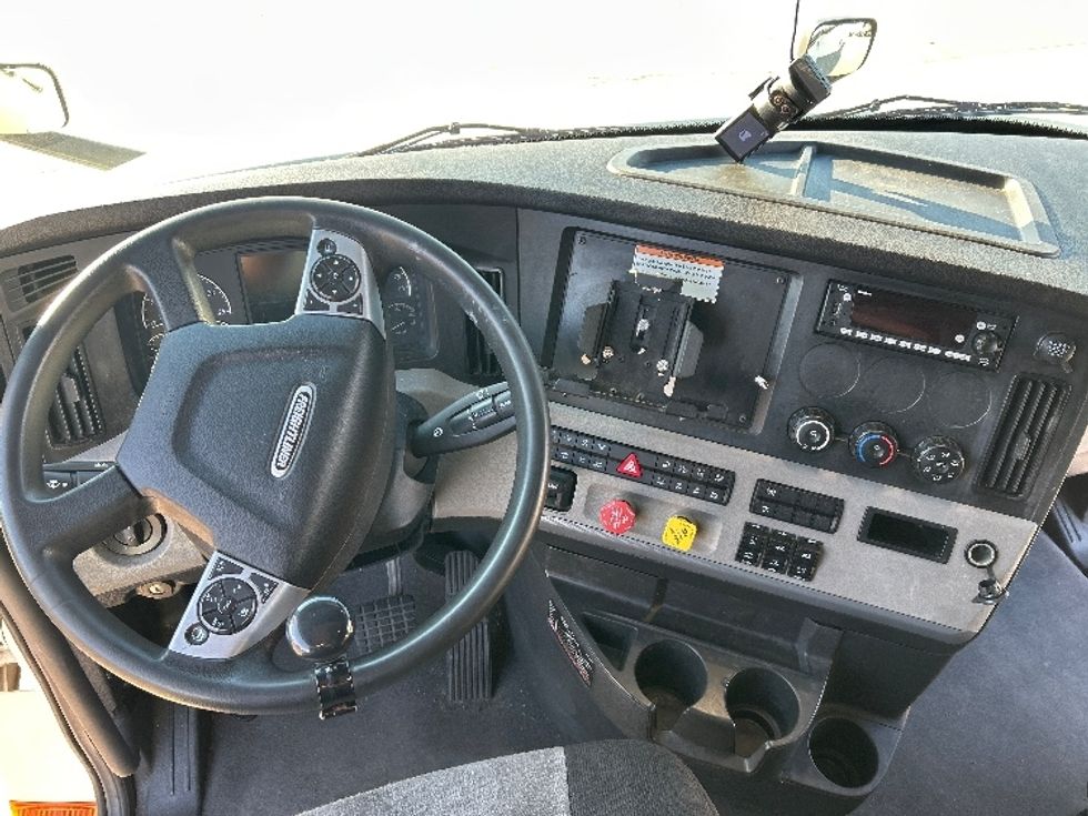 Sleeper Tractor-Heavy Duty Tractors-Freightliner-2022-T12664ST-Arlington-TX-386,831\n\t\tmiles-$ 83,750 - Image 11