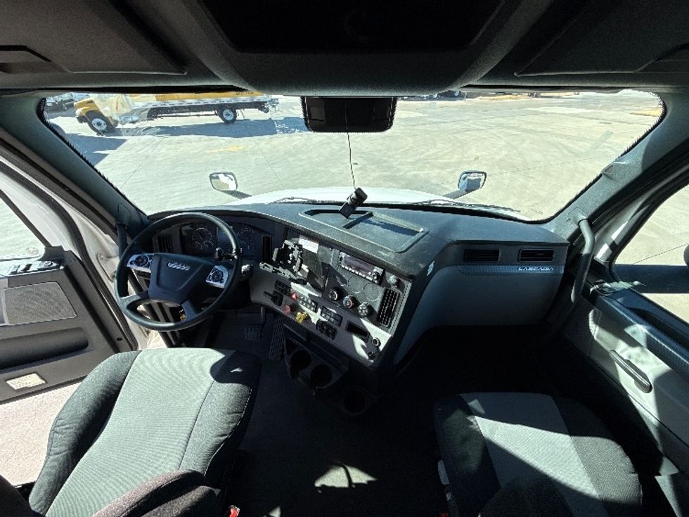 Sleeper Tractor-Heavy Duty Tractors-Freightliner-2022-T12664ST-Arlington-TX-386,831\n\t\tmiles-$ 83,750 - Image 12