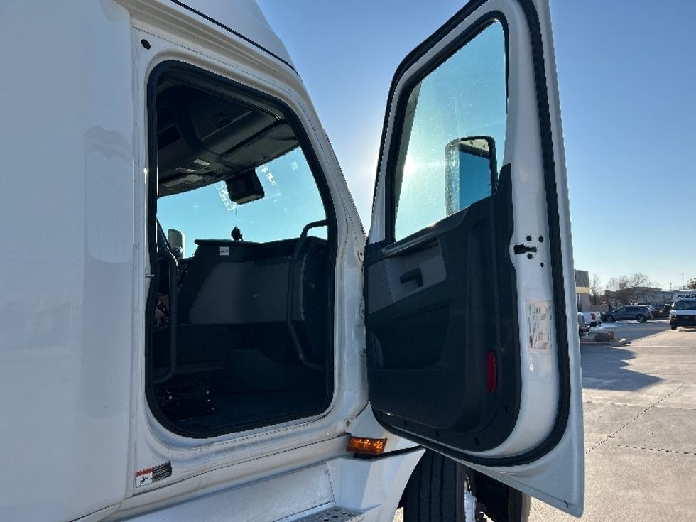 Sleeper Tractor-Heavy Duty Tractors-Freightliner-2022-T12664ST-Arlington-TX-386,831\n\t\tmiles-$ 83,750 - Image 13