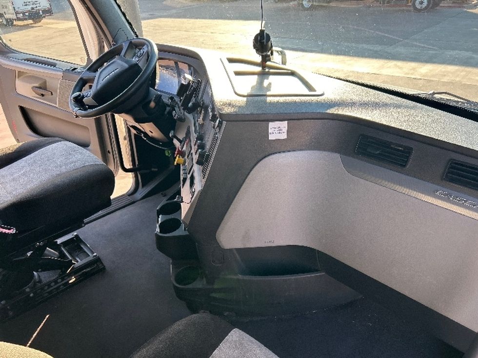 Sleeper Tractor-Heavy Duty Tractors-Freightliner-2022-T12664ST-Arlington-TX-386,831\n\t\tmiles-$ 83,750 - Image 15