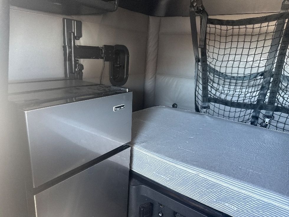 Sleeper Tractor-Heavy Duty Tractors-Freightliner-2022-T12664ST-Arlington-TX-386,831\n\t\tmiles-$ 83,750 - Image 16