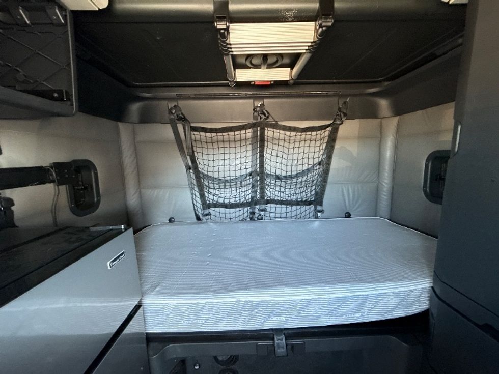 Sleeper Tractor-Heavy Duty Tractors-Freightliner-2022-T12664ST-Arlington-TX-386,831\n\t\tmiles-$ 83,750 - Image 17