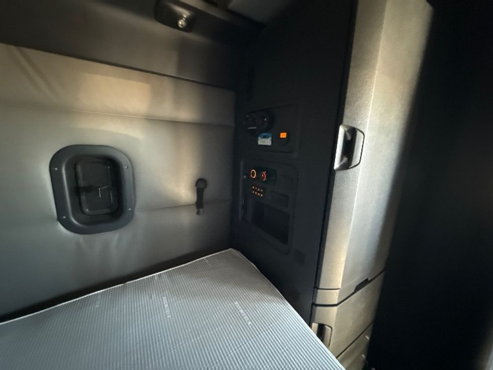 Sleeper Tractor-Heavy Duty Tractors-Freightliner-2022-T12664ST-Arlington-TX-386,831\n\t\tmiles-$ 83,750 - Image 18