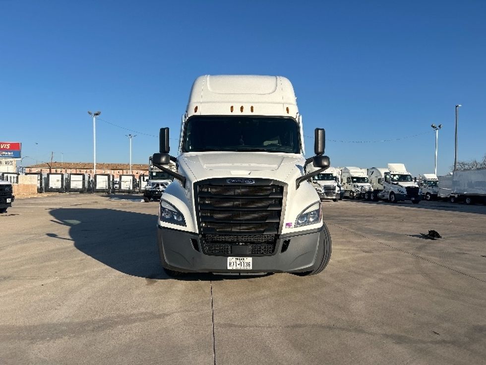 Sleeper Tractor-Heavy Duty Tractors-Freightliner-2022-T12664ST-Arlington-TX-386,831\n\t\tmiles-$ 83,750 - Image 2