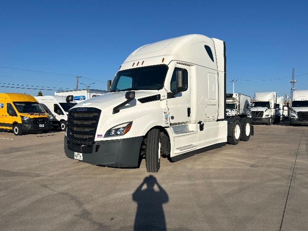 Sleeper Tractor-Heavy Duty Tractors-Freightliner-2022-T12664ST-Arlington-TX-386,831\n\t\tmiles-$ 83,750 - Image 3