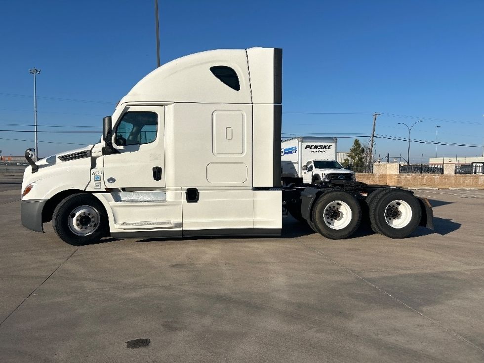 Sleeper Tractor-Heavy Duty Tractors-Freightliner-2022-T12664ST-Arlington-TX-386,831\n\t\tmiles-$ 83,750 - Image 4
