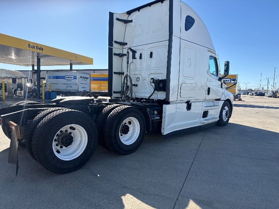 Sleeper Tractor-Heavy Duty Tractors-Freightliner-2022-T12664ST-Arlington-TX-386,831\n\t\tmiles-$ 83,750 - Image 7