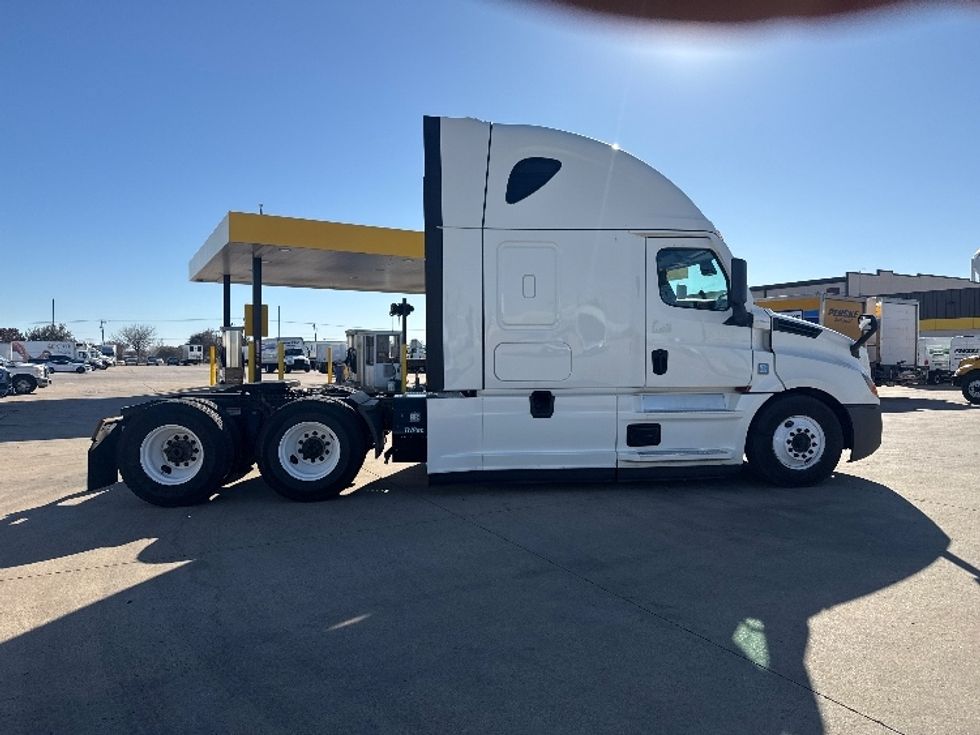 Sleeper Tractor-Heavy Duty Tractors-Freightliner-2022-T12664ST-Arlington-TX-386,831\n\t\tmiles-$ 83,750 - Image 8