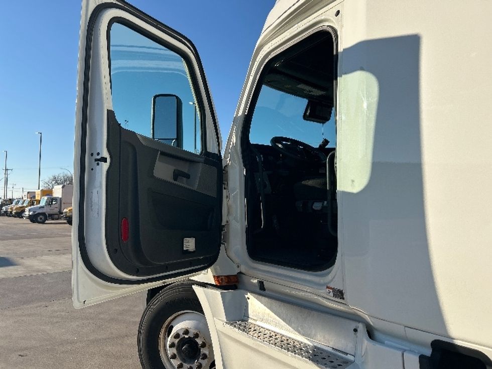 Sleeper Tractor-Heavy Duty Tractors-Freightliner-2022-T12664ST-Arlington-TX-386,831\n\t\tmiles-$ 83,750 - Image 9