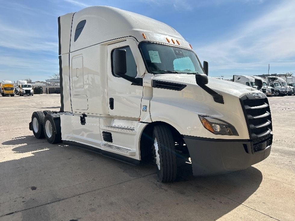 Sleeper Tractor-Heavy Duty Tractors-Freightliner-2022-T12664ST-Arlington-TX-394,296\n\t\tmiles-$ 83,000 - Image 1