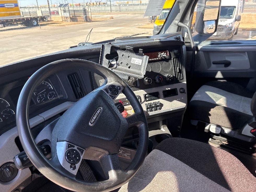 Sleeper Tractor-Heavy Duty Tractors-Freightliner-2022-T12664ST-Arlington-TX-394,296\n\t\tmiles-$ 83,000 - Image 10