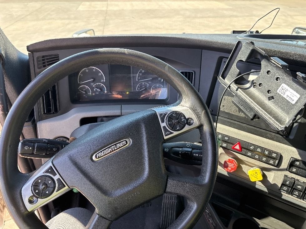 Sleeper Tractor-Heavy Duty Tractors-Freightliner-2022-T12664ST-Arlington-TX-394,296\n\t\tmiles-$ 83,000 - Image 11