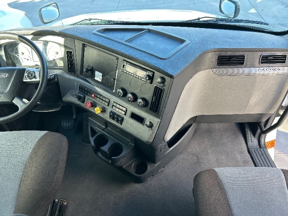 Sleeper Tractor-Heavy Duty Tractors-Freightliner-2022-T12664ST-Arlington-TX-394,296\n\t\tmiles-$ 83,000 - Image 12