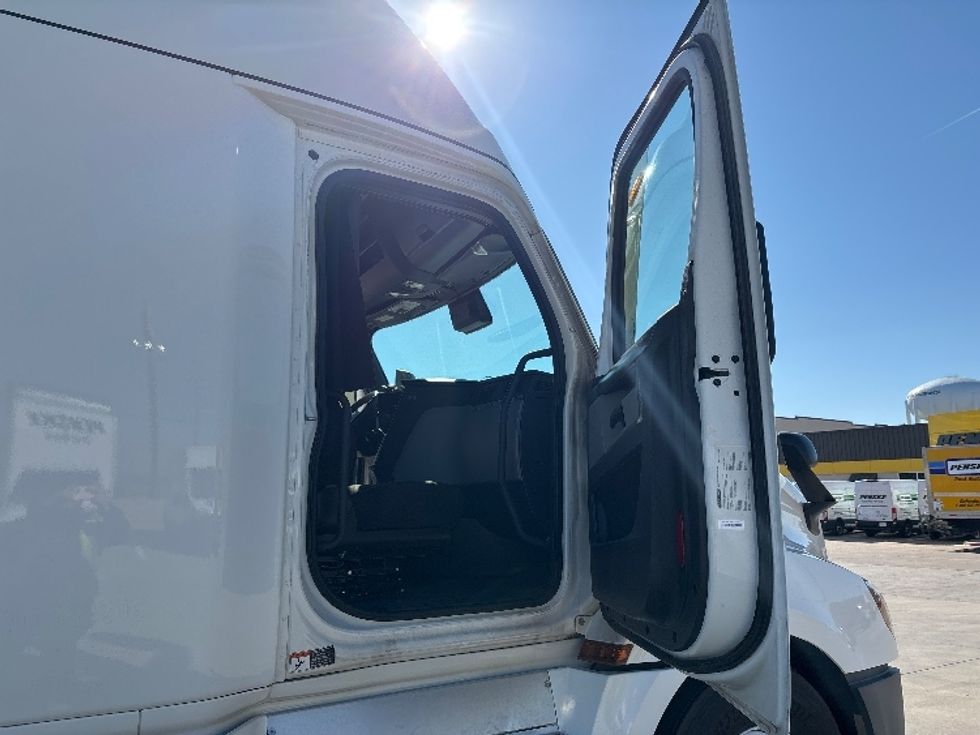 Sleeper Tractor-Heavy Duty Tractors-Freightliner-2022-T12664ST-Arlington-TX-394,296\n\t\tmiles-$ 83,000 - Image 13