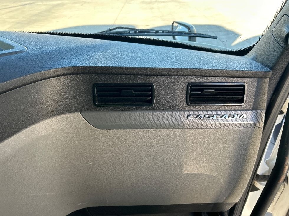 Sleeper Tractor-Heavy Duty Tractors-Freightliner-2022-T12664ST-Arlington-TX-394,296\n\t\tmiles-$ 83,000 - Image 14