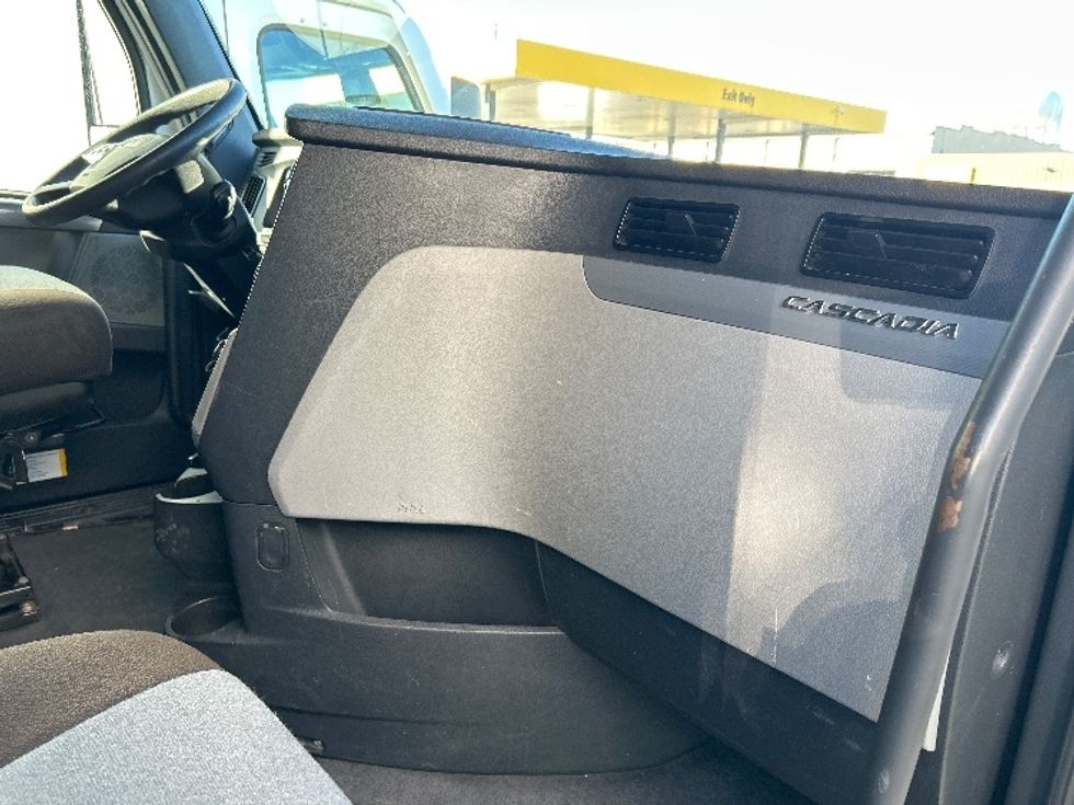 Sleeper Tractor-Heavy Duty Tractors-Freightliner-2022-T12664ST-Arlington-TX-394,296\n\t\tmiles-$ 83,000 - Image 15