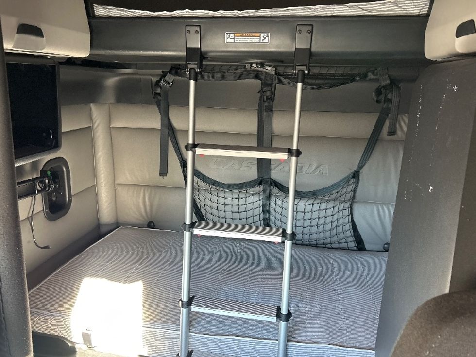 Sleeper Tractor-Heavy Duty Tractors-Freightliner-2022-T12664ST-Arlington-TX-394,296\n\t\tmiles-$ 83,000 - Image 16