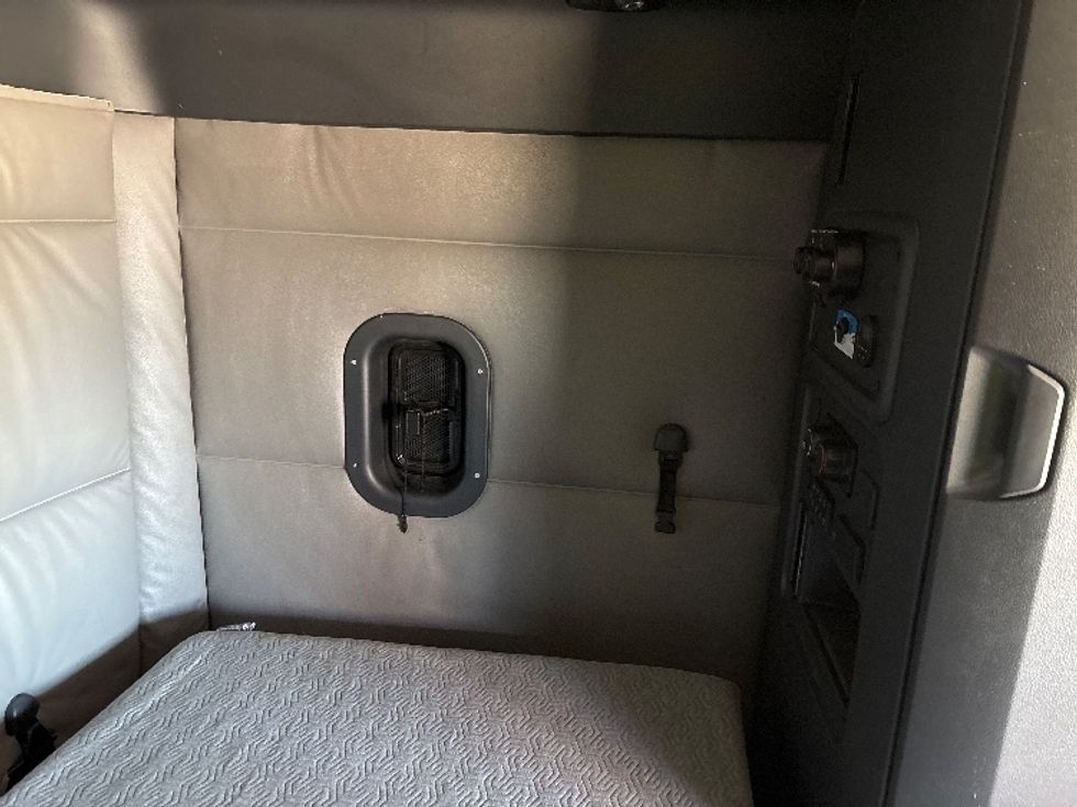 Sleeper Tractor-Heavy Duty Tractors-Freightliner-2022-T12664ST-Arlington-TX-394,296\n\t\tmiles-$ 83,000 - Image 18