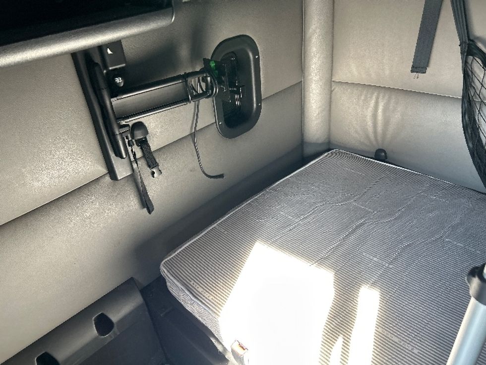 Sleeper Tractor-Heavy Duty Tractors-Freightliner-2022-T12664ST-Arlington-TX-394,296\n\t\tmiles-$ 83,000 - Image 19