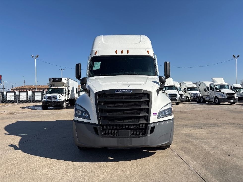 Sleeper Tractor-Heavy Duty Tractors-Freightliner-2022-T12664ST-Arlington-TX-394,296\n\t\tmiles-$ 83,000 - Image 2