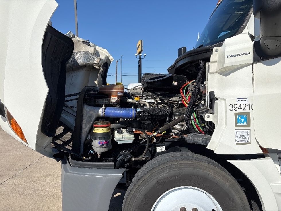 Sleeper Tractor-Heavy Duty Tractors-Freightliner-2022-T12664ST-Arlington-TX-394,296\n\t\tmiles-$ 83,000 - Image 21