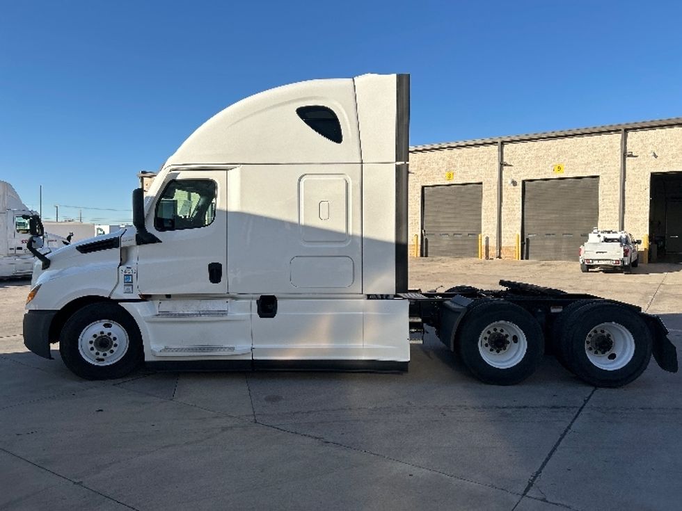 Sleeper Tractor-Heavy Duty Tractors-Freightliner-2022-T12664ST-Arlington-TX-394,296\n\t\tmiles-$ 83,000 - Image 4