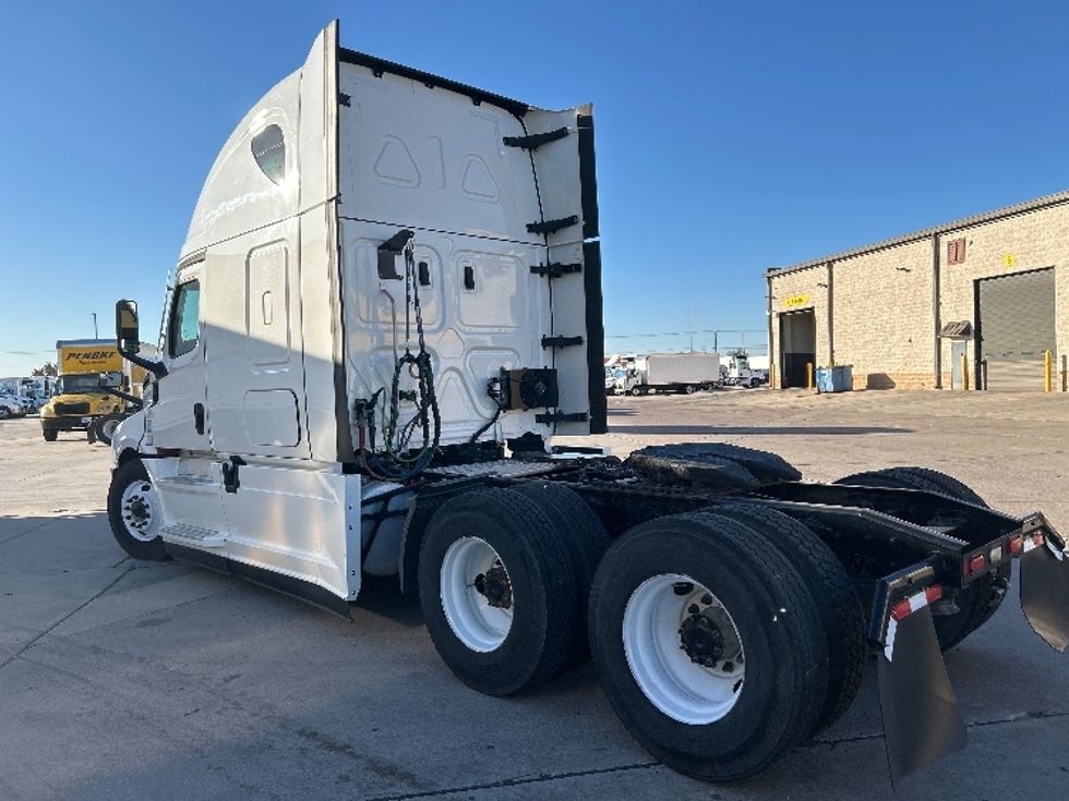 Sleeper Tractor-Heavy Duty Tractors-Freightliner-2022-T12664ST-Arlington-TX-394,296\n\t\tmiles-$ 83,000 - Image 5