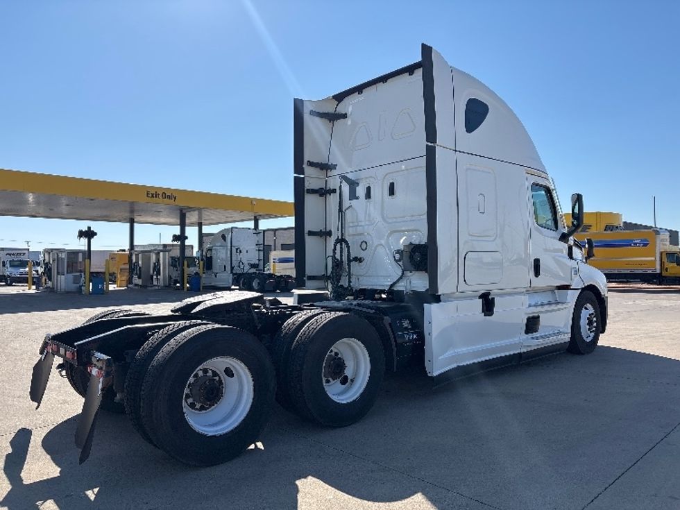 Sleeper Tractor-Heavy Duty Tractors-Freightliner-2022-T12664ST-Arlington-TX-394,296\n\t\tmiles-$ 83,000 - Image 7