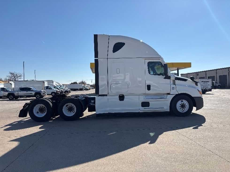 Sleeper Tractor-Heavy Duty Tractors-Freightliner-2022-T12664ST-Arlington-TX-394,296\n\t\tmiles-$ 83,000 - Image 8