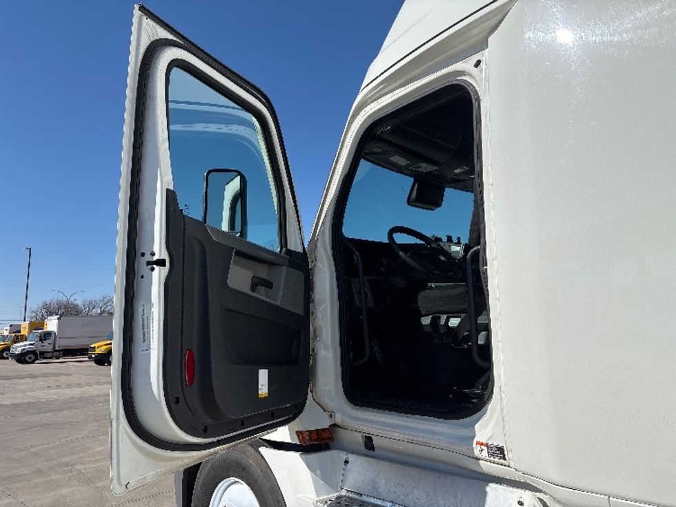 Sleeper Tractor-Heavy Duty Tractors-Freightliner-2022-T12664ST-Arlington-TX-394,296\n\t\tmiles-$ 83,000 - Image 9