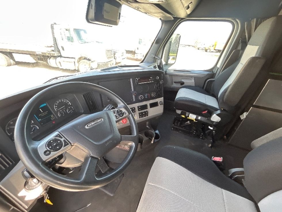 Sleeper Tractor-Heavy Duty Tractors-Freightliner-2022-T12664ST-Arlington-TX-397,346\n\t\tmiles-$ 82,750 - Image 10