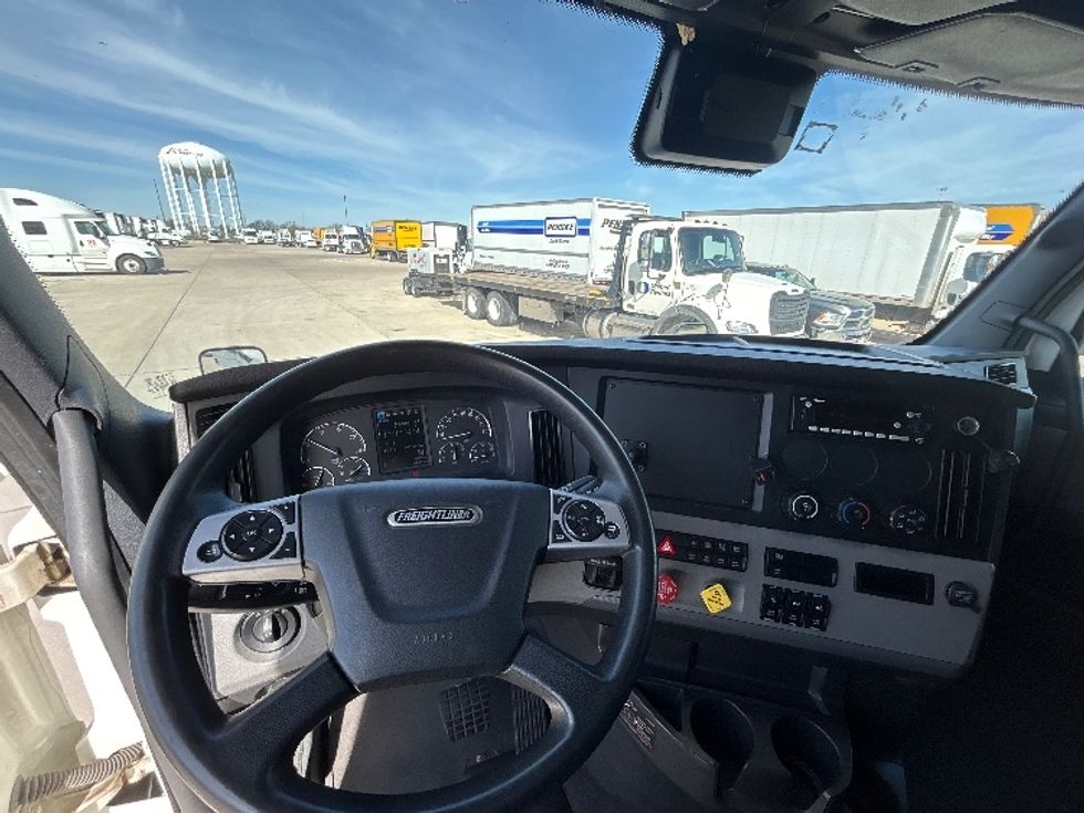 Sleeper Tractor-Heavy Duty Tractors-Freightliner-2022-T12664ST-Arlington-TX-397,346\n\t\tmiles-$ 82,750 - Image 11