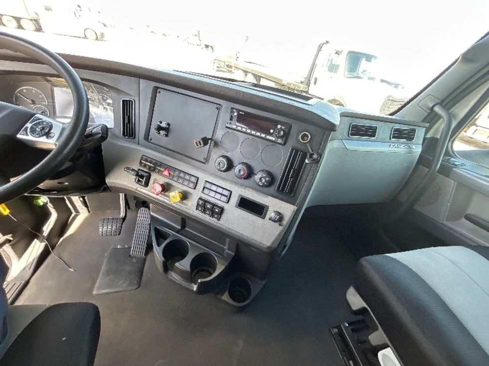 Sleeper Tractor-Heavy Duty Tractors-Freightliner-2022-T12664ST-Arlington-TX-397,346\n\t\tmiles-$ 82,750 - Image 12