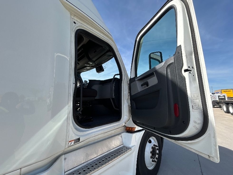 Sleeper Tractor-Heavy Duty Tractors-Freightliner-2022-T12664ST-Arlington-TX-397,346\n\t\tmiles-$ 82,750 - Image 13