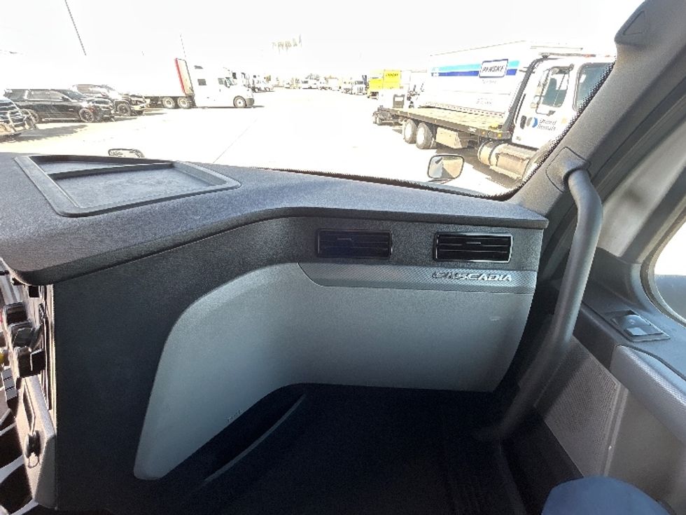 Sleeper Tractor-Heavy Duty Tractors-Freightliner-2022-T12664ST-Arlington-TX-397,346\n\t\tmiles-$ 82,750 - Image 14