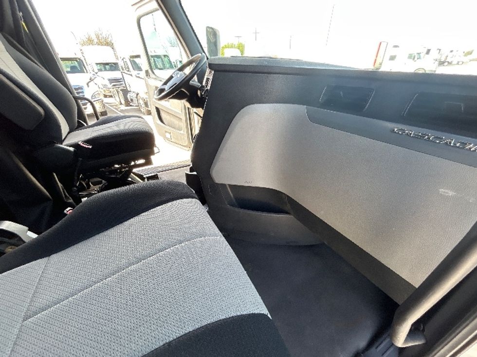 Sleeper Tractor-Heavy Duty Tractors-Freightliner-2022-T12664ST-Arlington-TX-397,346\n\t\tmiles-$ 82,750 - Image 15