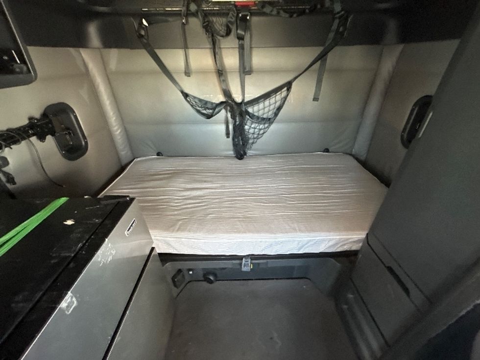 Sleeper Tractor-Heavy Duty Tractors-Freightliner-2022-T12664ST-Arlington-TX-397,346\n\t\tmiles-$ 82,750 - Image 16