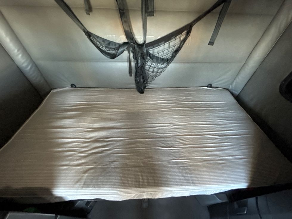 Sleeper Tractor-Heavy Duty Tractors-Freightliner-2022-T12664ST-Arlington-TX-397,346\n\t\tmiles-$ 82,750 - Image 17