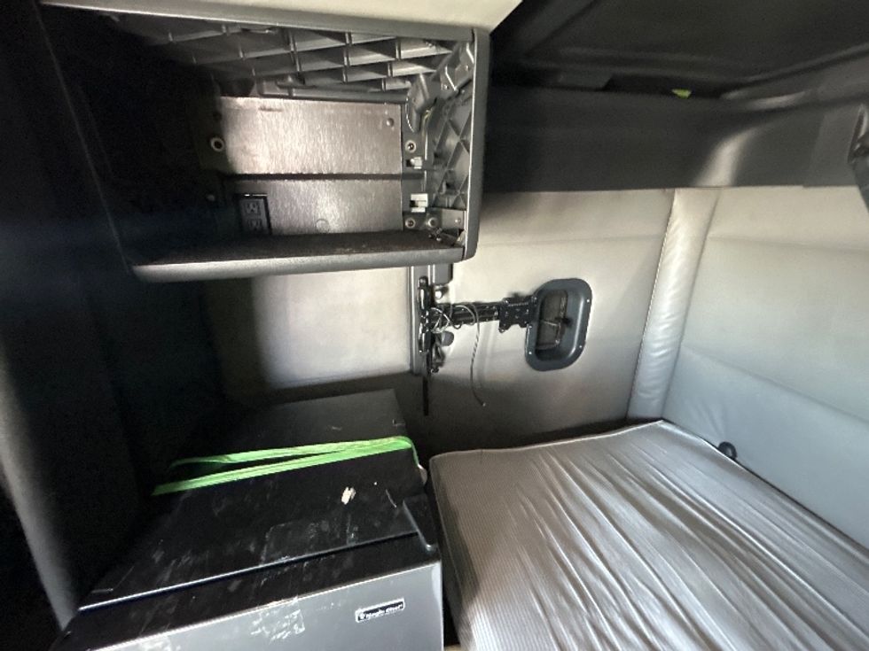 Sleeper Tractor-Heavy Duty Tractors-Freightliner-2022-T12664ST-Arlington-TX-397,346\n\t\tmiles-$ 82,750 - Image 18