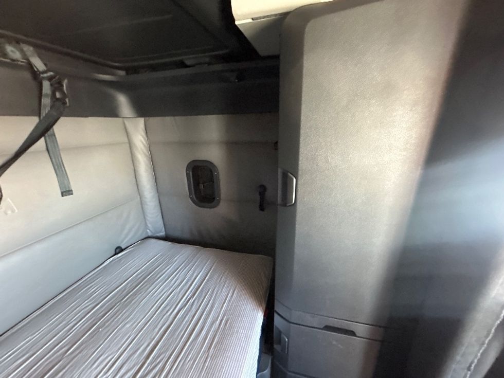 Sleeper Tractor-Heavy Duty Tractors-Freightliner-2022-T12664ST-Arlington-TX-397,346\n\t\tmiles-$ 82,750 - Image 19