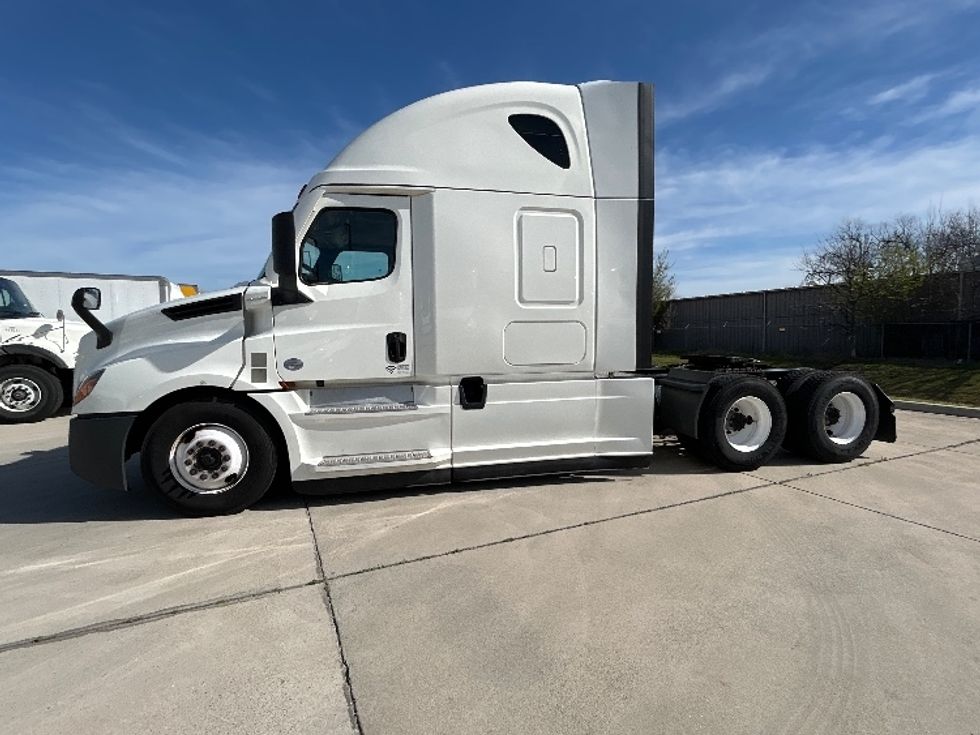 Sleeper Tractor-Heavy Duty Tractors-Freightliner-2022-T12664ST-Arlington-TX-397,346\n\t\tmiles-$ 82,750 - Image 4