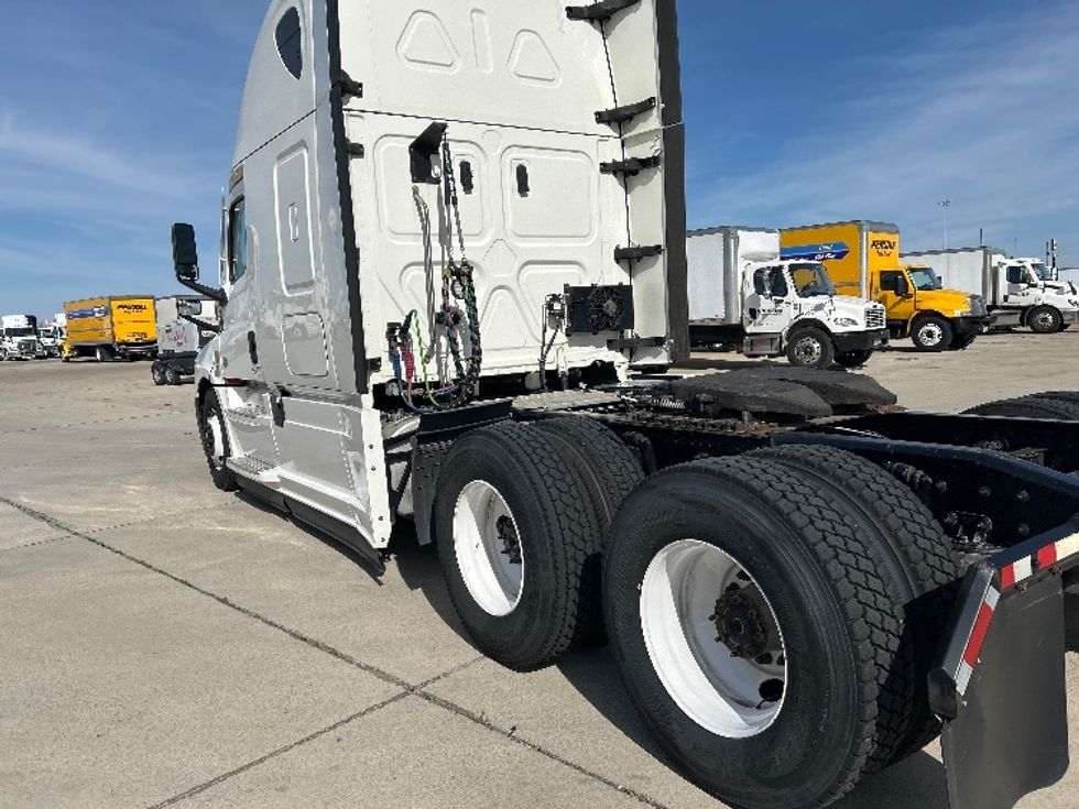 Sleeper Tractor-Heavy Duty Tractors-Freightliner-2022-T12664ST-Arlington-TX-397,346\n\t\tmiles-$ 82,750 - Image 5