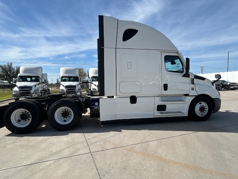 Sleeper Tractor-Heavy Duty Tractors-Freightliner-2022-T12664ST-Arlington-TX-397,346\n\t\tmiles-$ 82,750 - Image 8